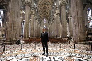 Bocelli llena la desierta catedral de Milán de música para la esperanza