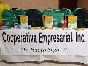 Parte de los útiles didácticos donados por la Cooperativa Empresarial en el inicio del año lectivo 2019-2020, en el marco de su Programa de Apoyo a la Educación. 