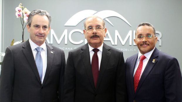 Ramón Ortega y William Malamud, presidente y vicepresidente ejecutivo de AMCHAMDR junto al presidente Danilo Medina.