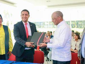 Héctor Mojica y Miltón Reyes ya firmado el acuerdo del nuevo corredor OMSA.