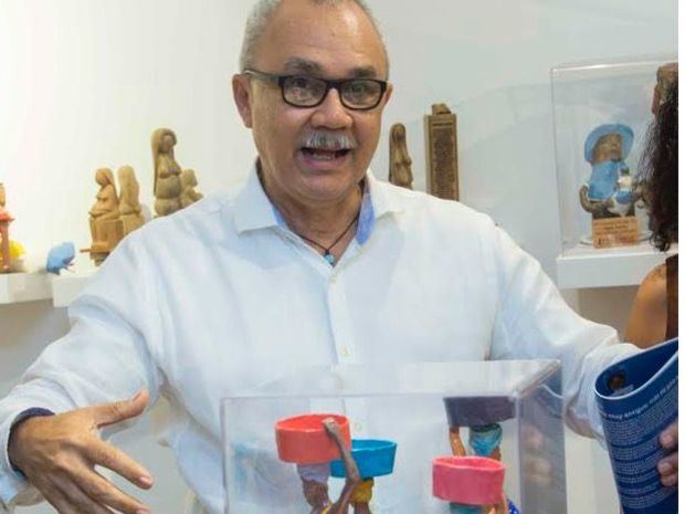Miguel Pimentel, presidente de la Dirección de Fomento y Desarrollo de la Artesanía (Fodearte), expuso sobre la composición y creación de las muñecas dominicanas que se exhibieron en la muestra. 