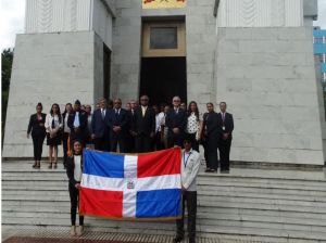 El personal del CNCCMDL realizó una ofrenda ante el Altar de la Patria, con motivo del 11 aniversario de la creación de la institución.