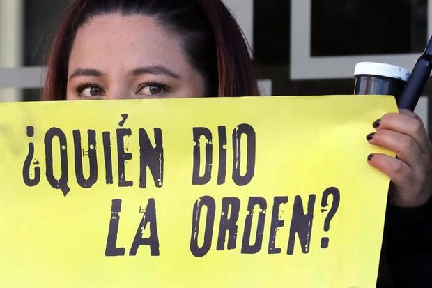 Una mujer fue registrada este miércoles al sostener un cartel, como símbolo de protesta, en la entrada del edificio de la Justicia Especial para la Paz (JEP), a donde acudió el general en retiro Mario Montoya, comandante del Ejército colombiano entre 2006 y 2008, en Bogotá, Colombia. 