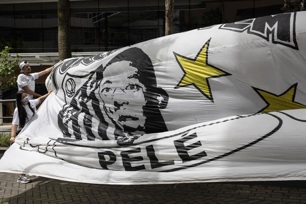 Hinchas hacen vigilia frente al hospital para pedir por la salud de Pelé.