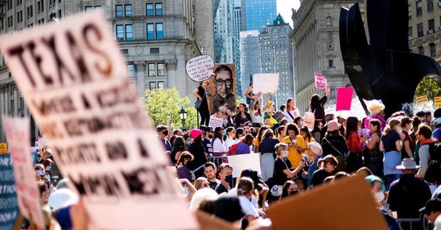 Miles de mujeres se manifiestan en Nueva York (EE.UU. para clamar contra las leyes que estados conservadores como Texas han aprobado para restringir el aborto, legal desde 1973.
