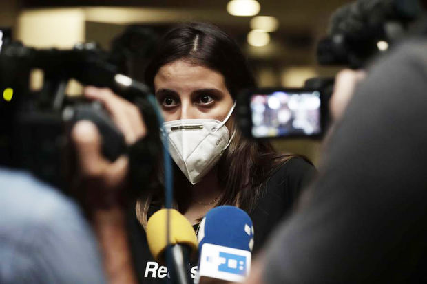La periodista cubana Karla Pérez llega al aeropuerto Juna Santamaría en San José, Costa Rica. Pérez regresó a Costa Rica desde Panamá, adonde llegó ayer jueves en tránsito hacia La Habana y donde fue informada de la prohibición de entrar a su país.