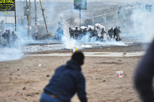 Fotografía tomada el pasado 19 de enero en la que se registró a un escuadrón policial al enfrentarse a manifestantes, durante una protesta antigubernamental, en Arequipa, Perú.