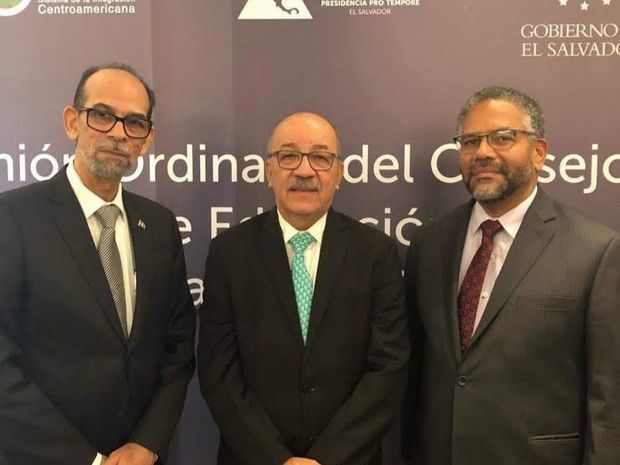 El viceministro de Cultura, Carlos Santos, Sr. Carlos Stark y el viceministro de Educación, Víctor Sánchez.