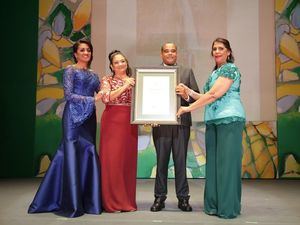 César Parray Marilyn García reciben reconocimiento de Cándida Montilla de Medina y Rosa Mena de Vargas.