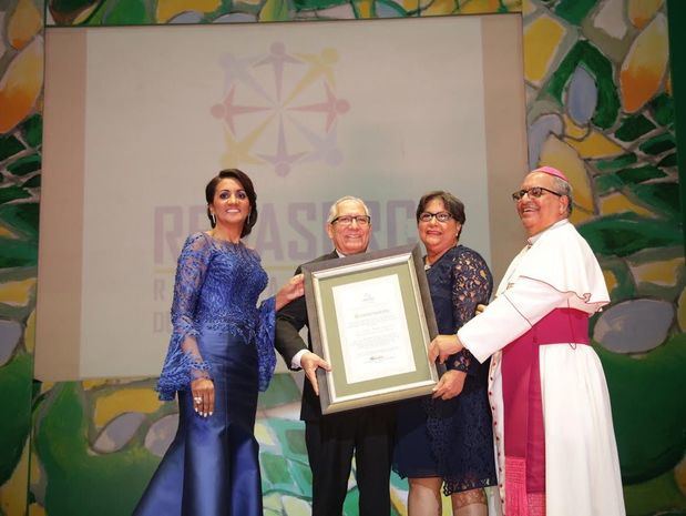 José Amado Méndez y Olga Josefina Flores reciben reconocimiento de Cándida Montilla de Medina y Monseñor Benito Angeles.