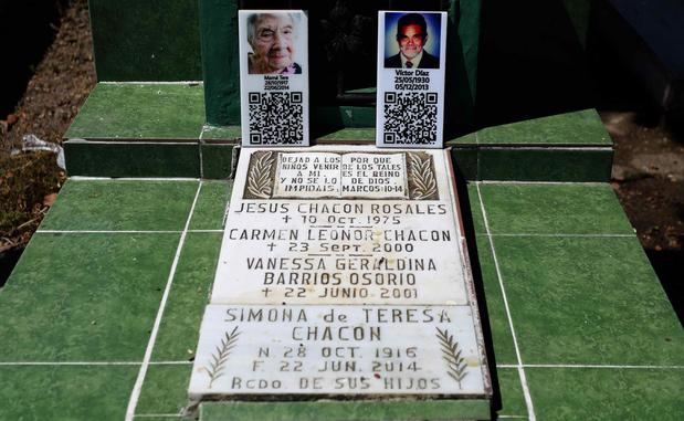 Vista de una tumba familiar con códigos QR que contienen información sobre los fallecidos, el 30 de octubre de 2021, en el Cementerio General de San Salvador, El Salvador.