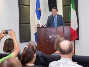 El Embajador de Italia en República Dominicana, Andrea Canepari, al hablar en la inauguración de la segunda muestra cultural Italia y República Dominicana en el Centro Cultural Banreservas. 
