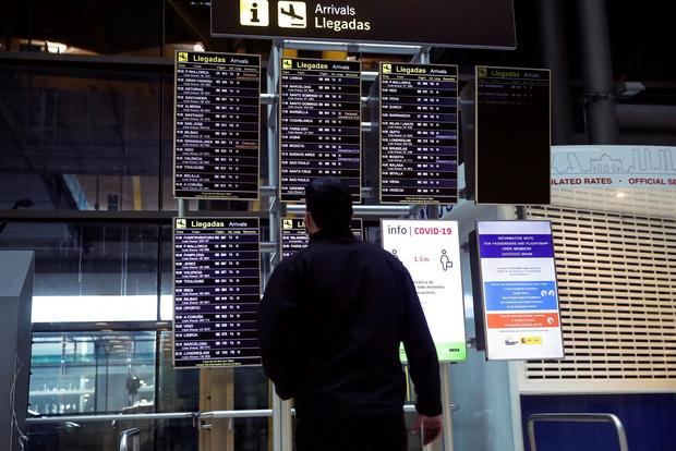 Un hombre observa los paneles de información de llegadas en el Aeropuerto Adolfo Suárez Madrid-Barajas.
