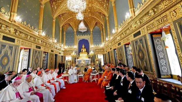 El papa denuncia la explotación de mujeres y niños durante viaje a Tailandia.