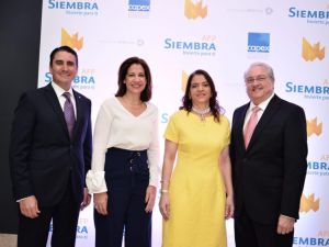 Alvin Martínez, Mercedes Capellán de Lama, Aury Fernández y Miguel Lama.