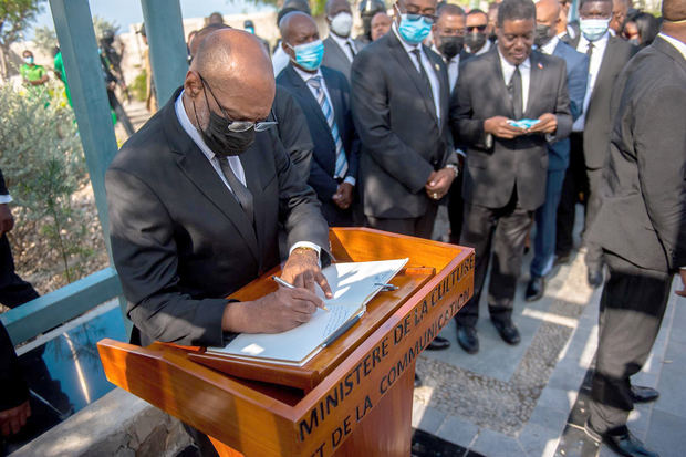 El primer ministro haitiano, Ariel Henry (c), en una fotografía de archivo.
