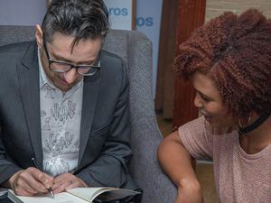 Autor Patricio Pron firmando su libro.