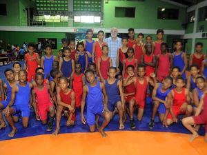 Antonio Acosta, presidente de la Federación Dominicana de Lucha junto a los atletas integrantes del equipo de San Francisco de Macorís, campeones de la categoría 7 a 12 años.