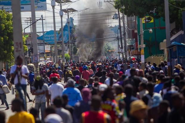 Centenares de personas se manifiestan en una protesta antigubernamental, hoy en Puerto Príncipe, Haití.