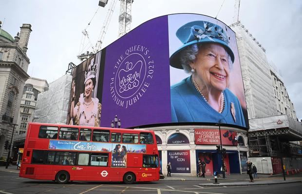 Imagen de la reina Isabel II en varias pantallas en Picadilly Circus, en Londres, para conmemorar el 70 aniversario de su subida al trono, el pasado 6 de febrero.