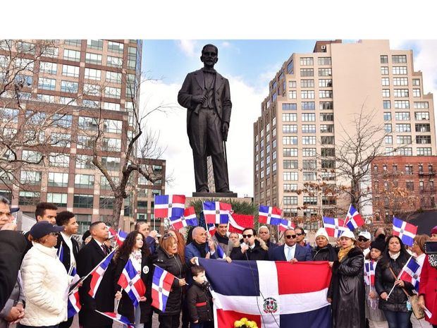 Participantes en el acto de tributo al patricio Juan Pablo Duarte ofrecido por organizaciones dominicanas con motivo del 207 aniversario de su natalicio, encabezado por el Consulado Dominicano, entonan el Himno Nacional.