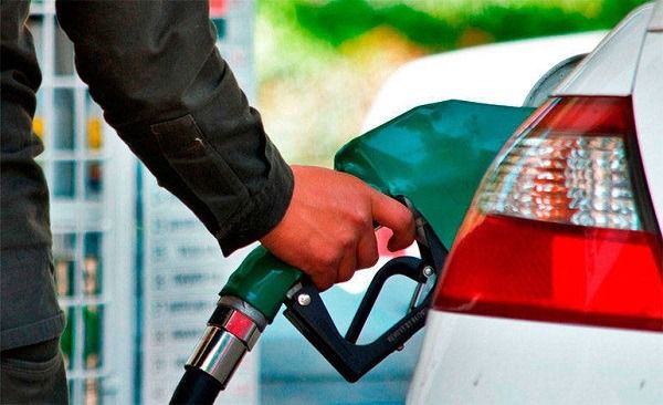 Bajan precios de las gasolinas