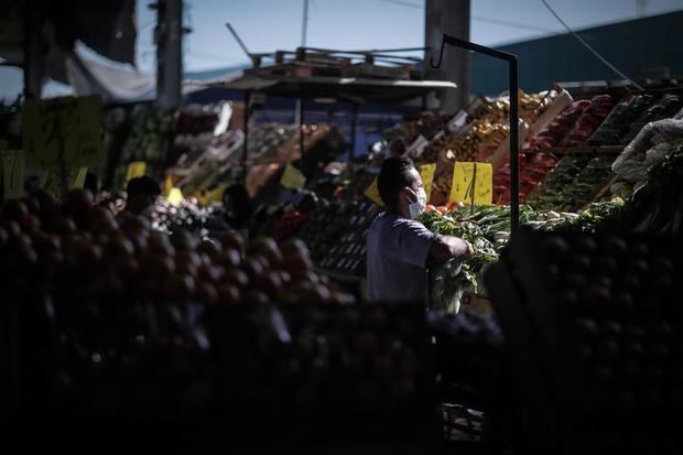 Personas con tapabocas hacen compras este miércoles en el Mercado Central de Frutas y Verduras del partido de La Matanza, en Buenos Aires, Argentina.