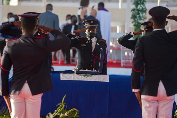 Soldados haitianos hacen el saludo militar ante el féretro del presidente Jovenel Moise, durante el inicio de su ceremonia fúnebre en Cap-Haitien, Haití.