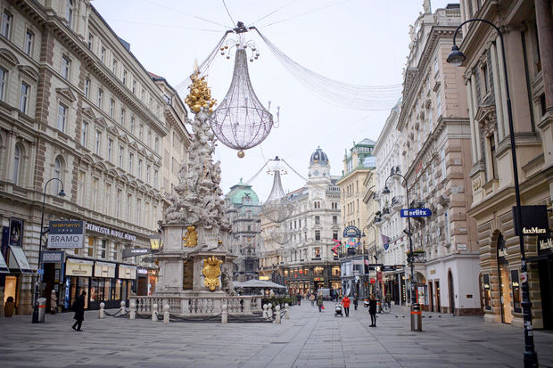 Una calle de Viena prácticamente vacía, en el primer día del nuevo confinamiento para frenar el alza de contagios de covid-19.