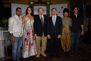 El procurador general de la República, Jean Rodríguez  y  el ministro de Cultura, arquitecto Eduardo Selman junto a los integrantes del Microteatro Santo Domingo.