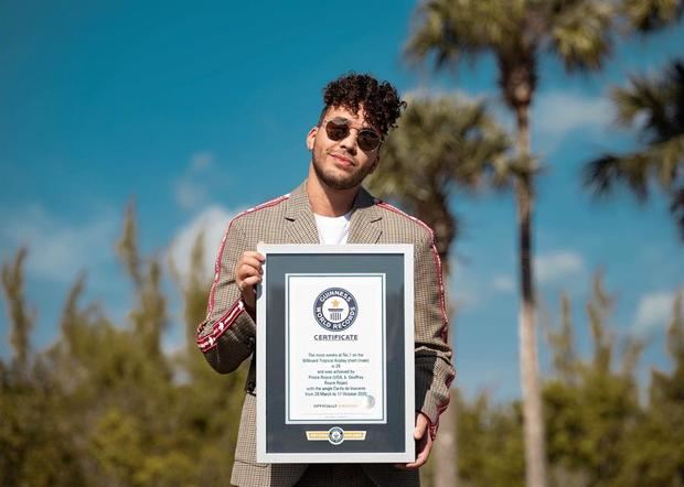 Fotografía cedida por Guinness World Records (GWR) donde aparece el cantante estadounidense de ascendencia dominicana, Prince Royce, mientras posa con su certificado de récord Guinness.