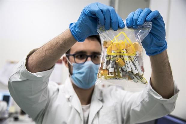 Italia comenzó hoy a probar en humanos su vacuna creada íntegramente en el país, con el arranque de la primera fase en un hospital de Roma, donde se inoculó una dosis al primer voluntario.