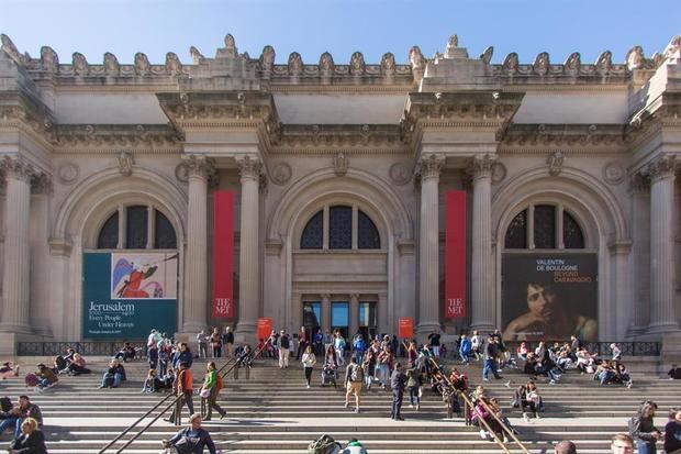 Fotografía cedida por el Museo Metropolitano de Nueva York donde aparecen varias personas sentadas en las escalinatas del local en Nueva York, EE.UU.