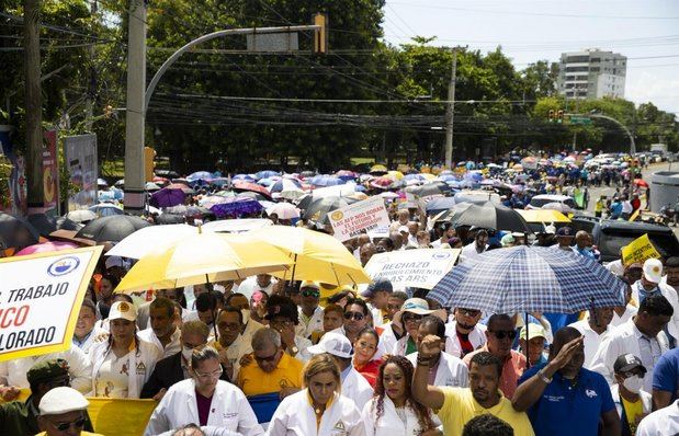 Multitud marcha en Santo Domingo contra el sistema privado de pensión.