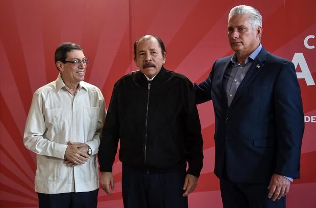 El presidente de Nicaragua, Daniel Ortega, posa junto a su homólogo de Cuba, Miguel Díaz-Canel (d), y el canciller cubano, Bruno Rodríguez (i), en una fotografía de archivo.