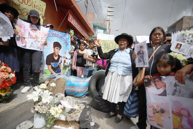 Familiares y amigos asisten a los funerales de los manifestantes asesinados en Ayacucho, Perú.
