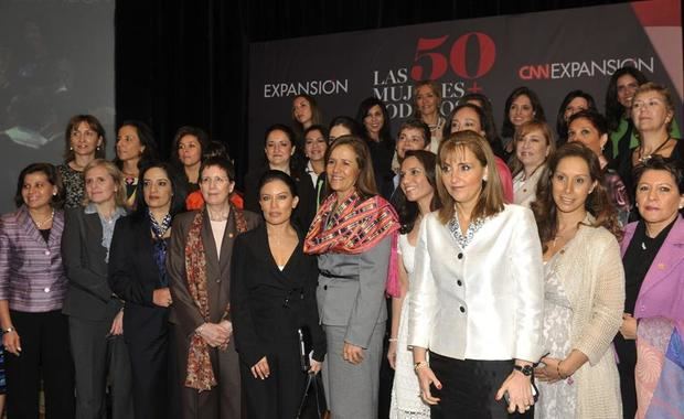 La exprimera dama Margarita Zavala (6i), esposa del expresidente mexicano, Felipe Calderón, posa con mujeres mexicanas líderes de empresas.