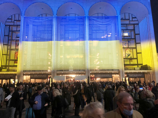 Decenas de personas fueron registradas este lunes al concentrarse a las afuera de la Ópera Metropolitana de Nueva York, durante un concierto benéfico por Ucrania, país del este de Europa invadido y atacado por tropas rusas, en Nueva York, NY, EE.UU.