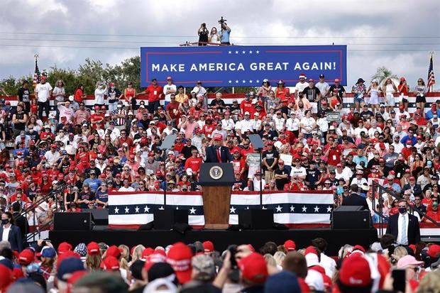El presidente de los Estados Unidos, Donald J. Trump, habla en un mitin en el estadio Raymond James en Tampa, Florida, EE. UU.