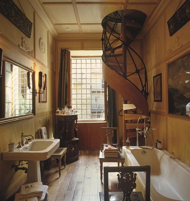'Interiors', que descubre la obra de 'grandes” del interiorismo y espacios sorprendentes como el baño de Karl Lagerfeld.