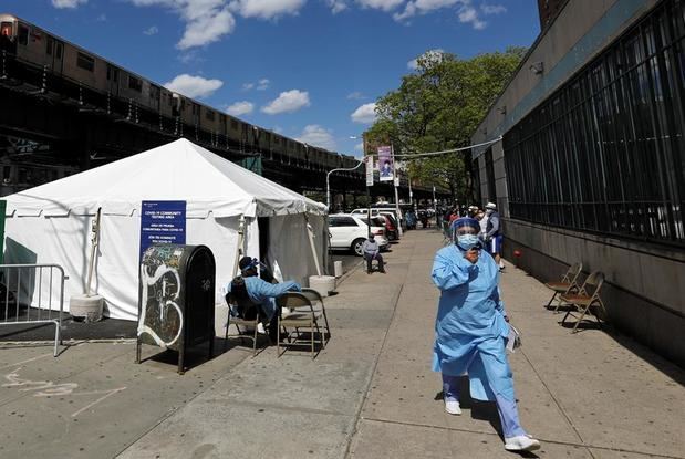 La gente espera para hacerse la prueba en el sitio de pruebas Covid-19 de coronavirus en la Dyckman Clinica De Las Americas en Inwood, Nueva York, EE. UU.
