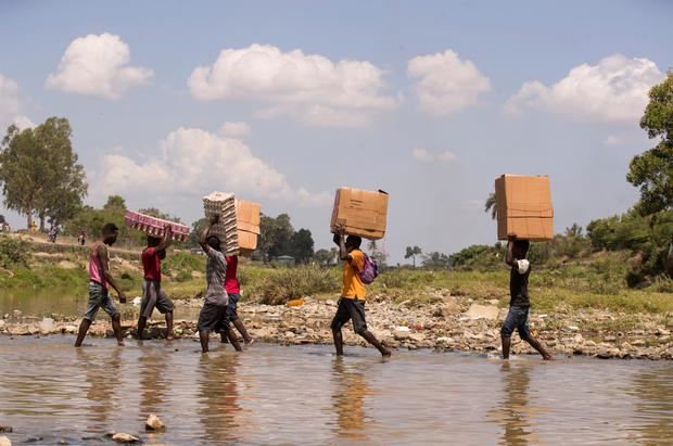 Varios inmigrantes irregulares haitianos cruzan el río Masacre, frontera natural entre Haití y República Dominicana.