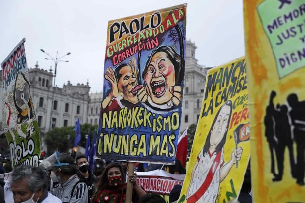 Personas sostienen hoy pancartas durante una marcha contra la candidata presidencial derechista Keiko Fujimori y a favor de su rival, el candidato izquierdista Pedro Castillo, en la Plaza San Martín de Lima, Perú.