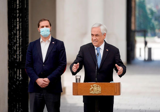 Fotografía cedida hoy por la Presidencia de Chile que muestra al mandatario Sebastián Piñera durante una rueda de prensa en el Palacio de la Moneda, en Santiago, Chile.
