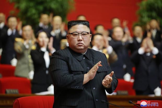 El líder de Corea del Norte, Kim Jong-un, ha llamado al ejército a mantener 'una actitud de alerta máxima' para proteger los intereses nacionales ante el 'rápido cambio de la situación' en la península, informaron este sábado los medios estatales.