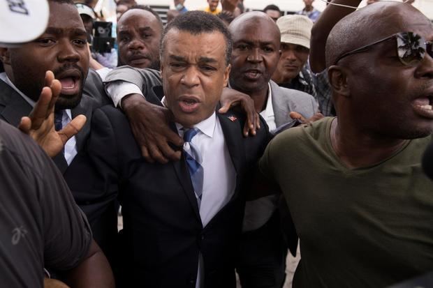El exsenador opositor haitiano Steven Benoit abandona hoy el Palacio de Justicia tras prestar declaraciones ante el fiscal Bed-Ford Claude por el caso del asesinato del presidente Jovenel Moise, en Puerto Príncipe, Haití.