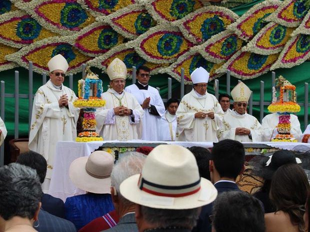 Misa para la Bendición de la Fruta, las Flores y los Panes, para recordar la reconstrucción de Ambato tras el terremoto de 1949, este sábado, en Ambato (Ecuador).
