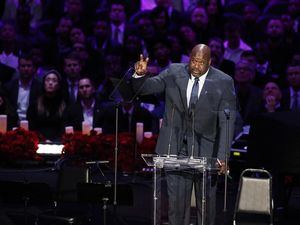 Shaquille O'Neal, ex jugador de la NBA y ex compañero de equipo de Kobe Bryant, habla sobre Kobe y su familia en la NBA Los Angeles Lakers Kobe Bryant y su hija, el servicio conmemorativo de Gianna 'Una celebración de la vida: Kobe y Gianna Bryant' en el Staple Center en Los Ángeles, California, Estados Unidos.