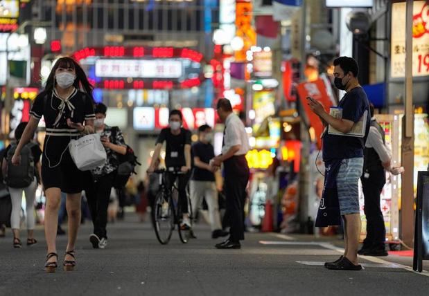 El personal de restaurantes y tiendas tratan de atraer a los peatones en Kabukicho, el área de entretenimiento nocturno más grande de Japón en Shinjuku, en Tokio, Japón.