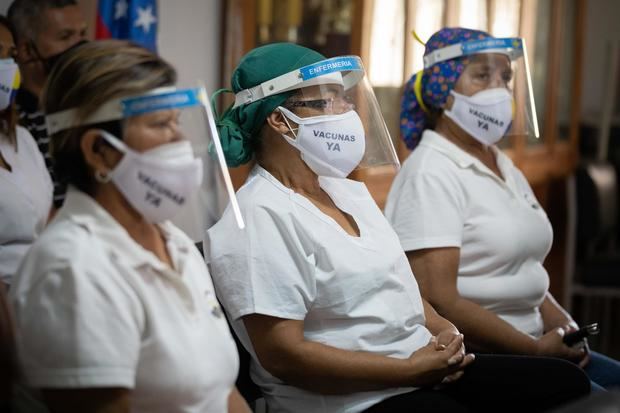 Varias enfermeras participan en una rueda de prensa en Caracas, Venezuela.